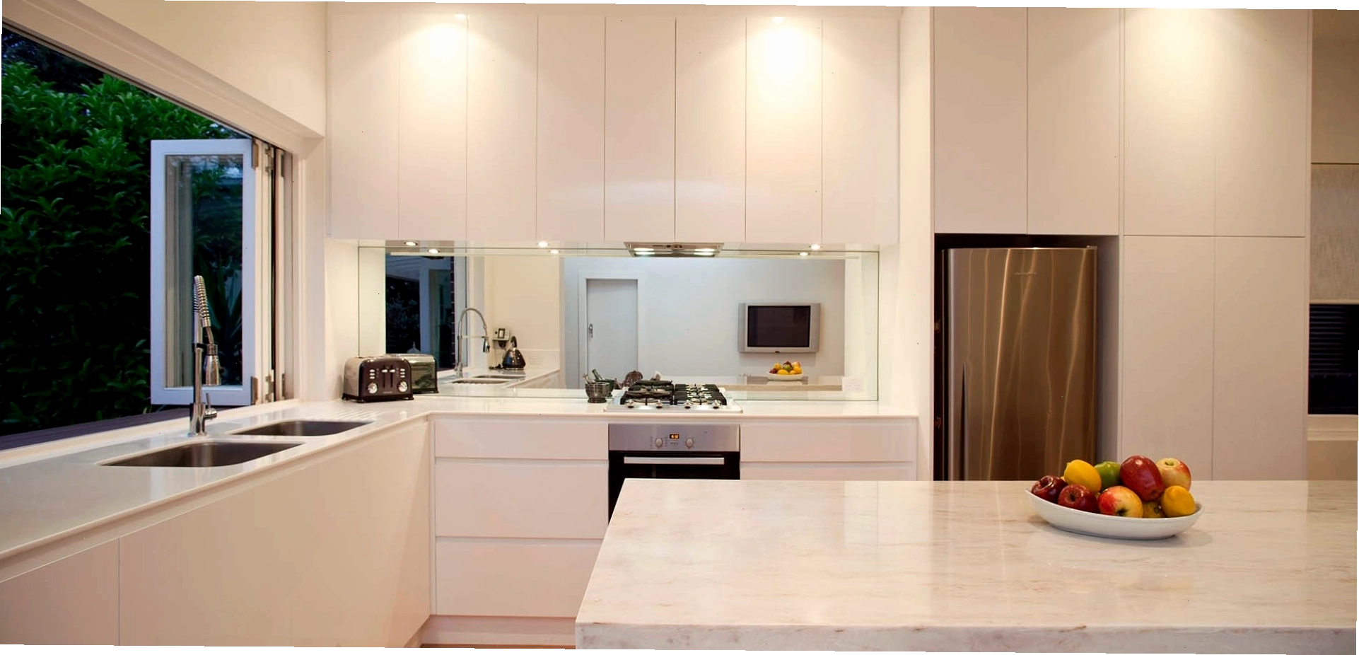 Mặt bếp được làm bằng đá Solid Surface có khả năng uốn cong và tạo hình linh hoạt