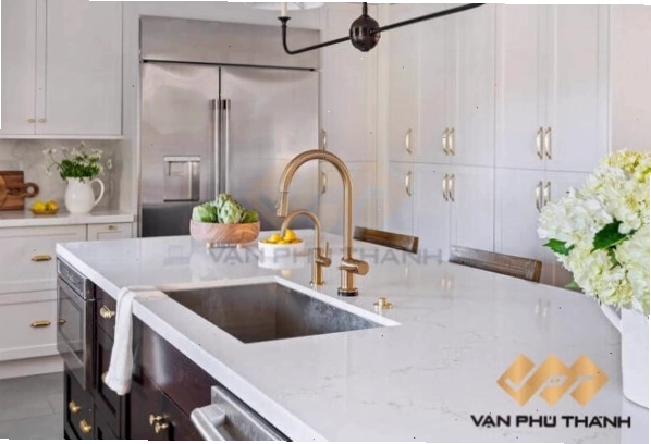 Mặt đá bếp màu trắng vân mây sang trọng cho tủ bếp hiện đại