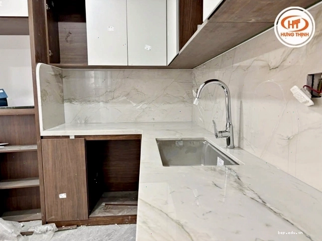 Mặt đá bóng dễ dàng cho việc vệ sinh, lau chùi sau khi sử dụng