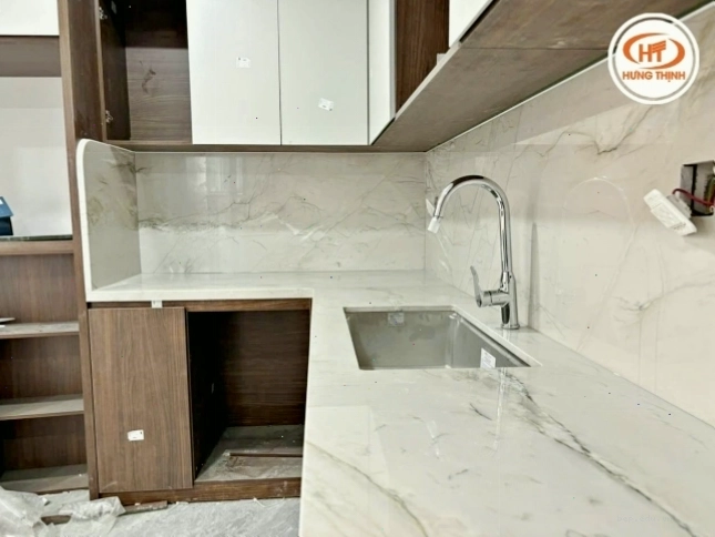Mặt đá bóng dễ dàng vệ sinh sau khi sử dụng