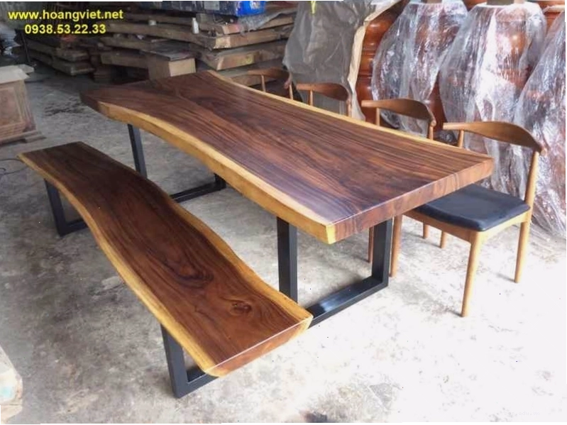 Mẫu bàn ăn gỗ nguyên khối đẹp và hiện đại với đường vân gỗ cuốn hút