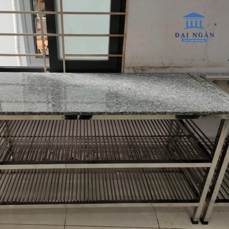 Mẫu bàn bếp khung inox mặt đá đẹp và sang trọng
