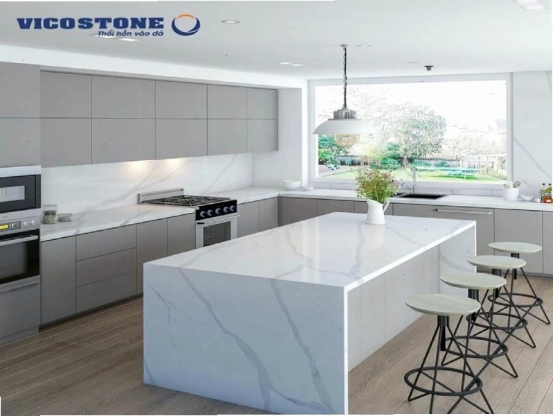 Mẫu đảo bếp kết hợp bàn ăn với đá trắng vân mây Vicostone Arabescato BQ8912 sang trọng