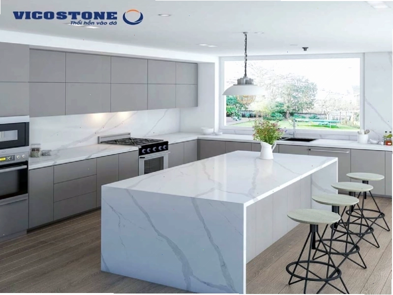Mẫu đảo bếp, quầy bar kết hợp bàn ăn với đá trắng vân mây VICOSTONE Arabescato BQ8912 mang đến vẻ đẹp sang trọng cho không gian