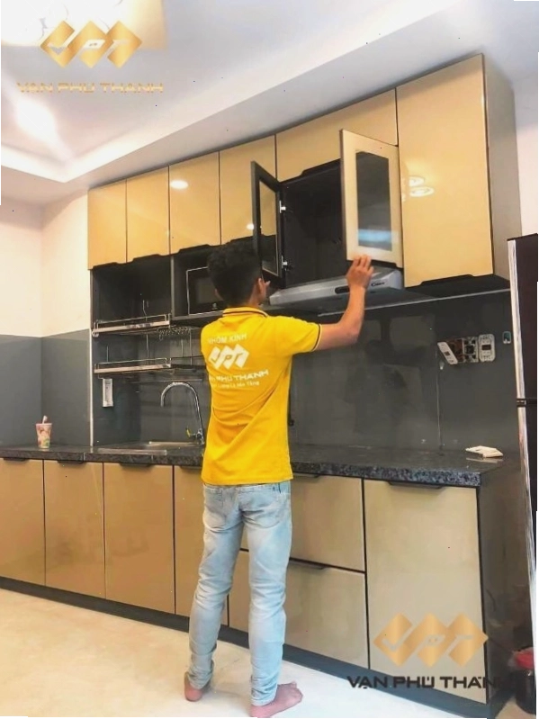 Mẫu thiết kế tủ bếp chữ i đẹp với chất liệu khung inox cánh kính cao cấp