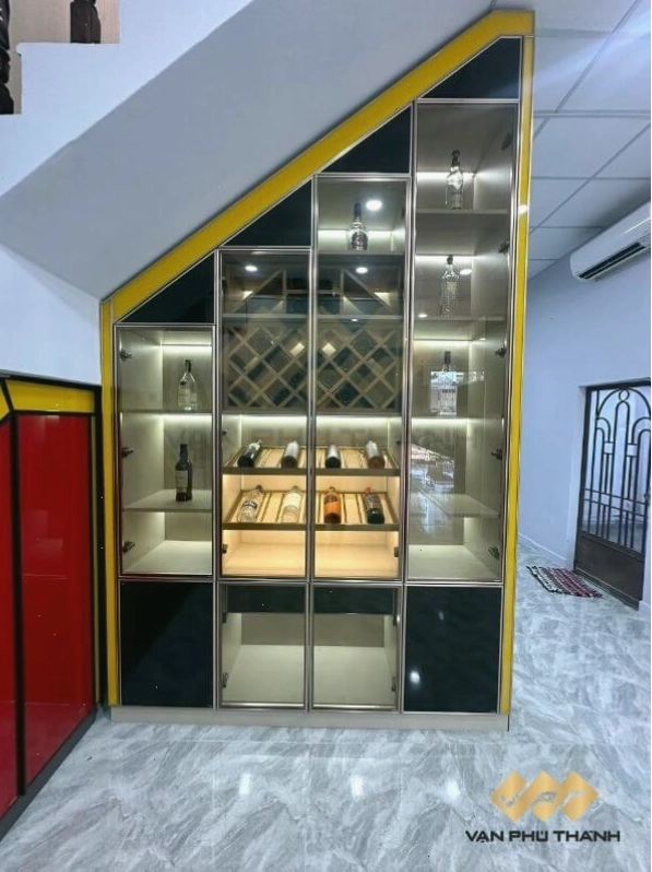 Mẫu tủ bếp cánh kính trưng bày rượu tại showroom Vạn Phú Thành