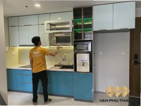 Mẫu tủ bếp chữ i cánh kính hiện đại, thi công tại Quận 2, TPHCM