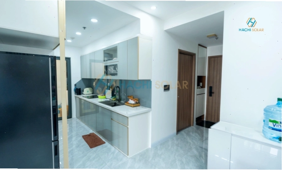 Mẫu tủ bếp chữ I cho căn hộ chung cư với khung nhôm kính