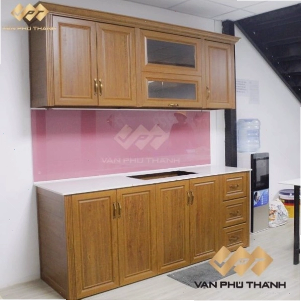 Mẫu tủ bếp chữ i dài 2m tại showroom Vạn Phú Thành, chất liệu nhôm giả gỗ