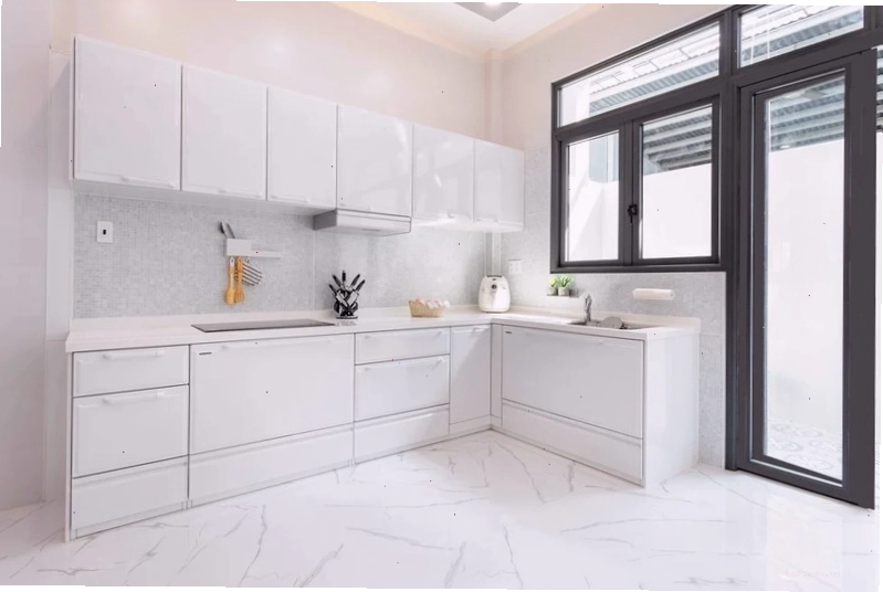 Mẫu tủ bếp chữ L đơn giản cho nhà nhỏ, tối ưu không gian với cửa sổ