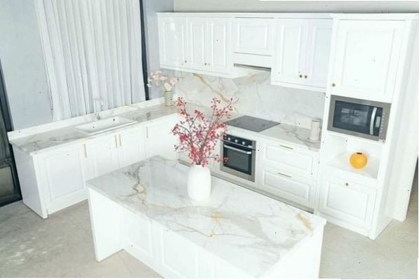 Mẫu tủ bếp chữ L kết hợp quầy bar nhỏ, tạo không gian ăn sáng tiện lợi