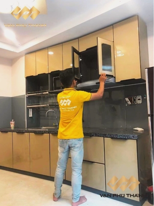 Mẫu tủ bếp đa năng treo tường thông minh với chất liệu cánh kính cao cấp