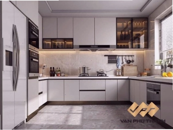 Mẫu tủ bếp đa năng với thiết kế cửa sổ thông thoáng và phụ kiện thông minh