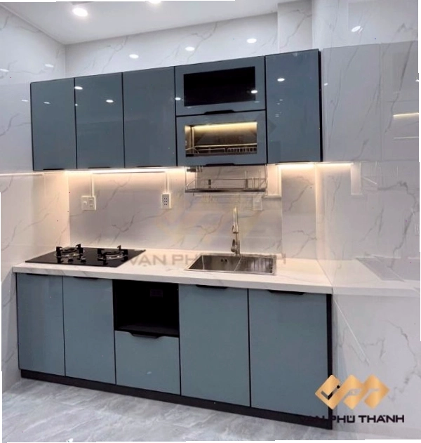 Mẫu tủ bếp dài 2m chữ i cánh kính thi công tại Quận 5, TPHCM