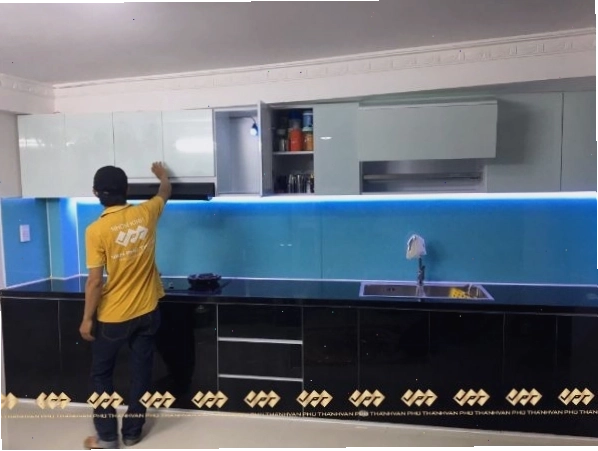 Mẫu tủ bếp đẹp hình chữ i bằng vật liệu nhôm kính giá rẻ