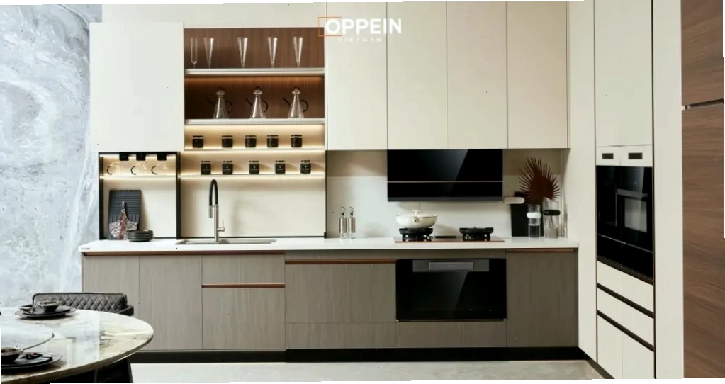 Mẫu tủ bếp đẹp phong cách hiện đại với gam màu trung tính