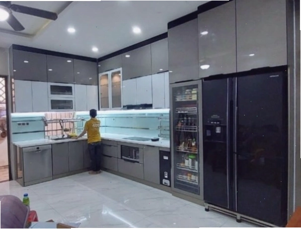 Mẫu tủ bếp inox cánh kính sang trọng với thùng tủ inox 304 và cánh kính cường lực
