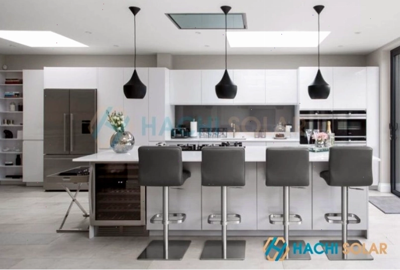 Mẫu tủ bếp kết hợp quầy bar chất liệu nhôm kính màu trắng giá rẻ