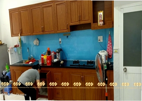 Mẫu tủ bếp nhôm giả gỗ đẹp màu trắng trang nhã