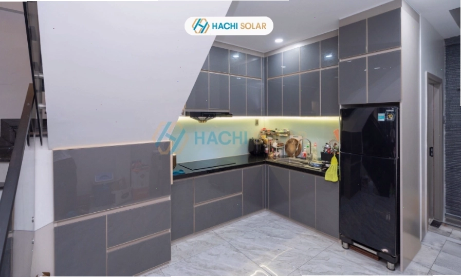 Mẫu tủ bếp nhôm hợp kim tone xám kịch trần cho không gian bếp nhỏ