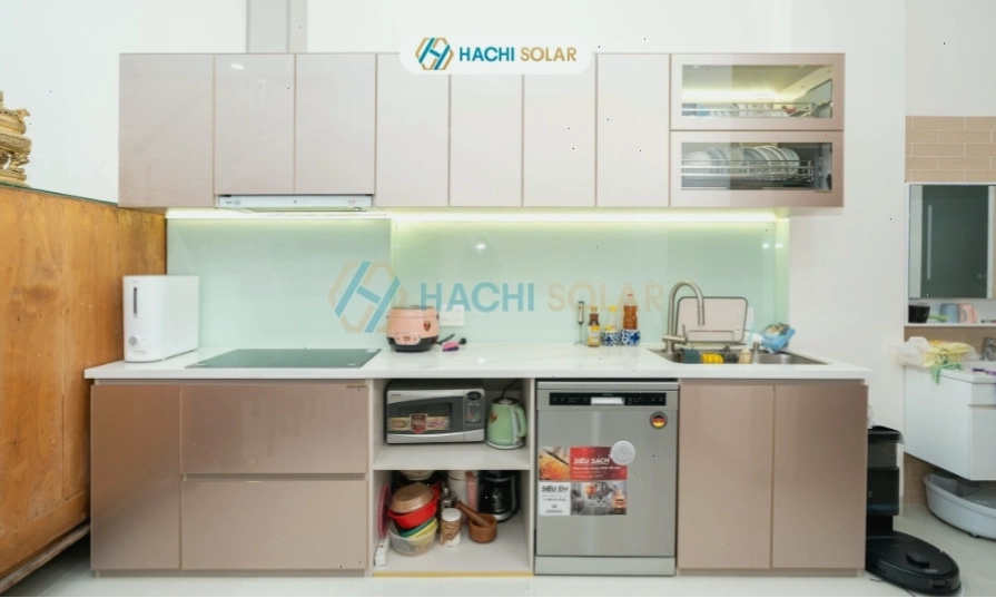 Mẫu tủ bếp nhôm kính đẹp giá rẻ, phù hợp với nhiều không gian