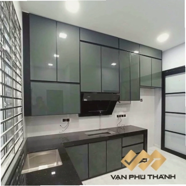 Mẫu tủ bếp nhôm kính đẹp với cánh kính cường lực