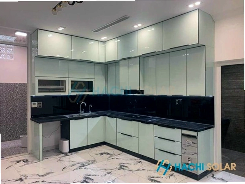 Mẫu tủ bếp treo tường đẹp chất liệu cánh kính cao cấp