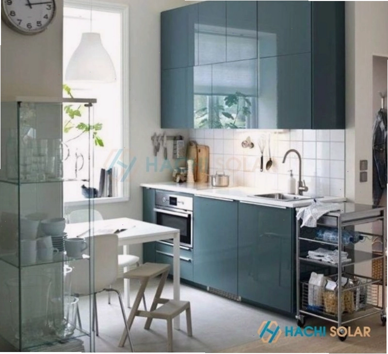 Mẫu tủ bếp treo tường đẹp chất liệu kính sơn màu xanh cổ vịt, mang phong cách hiện đại