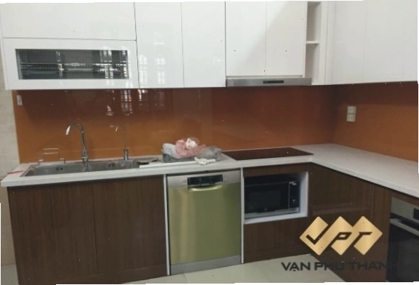 Mẫu tủ bếp với chất liệu cánh kính hiện đại tích hợp máy rửa bát
