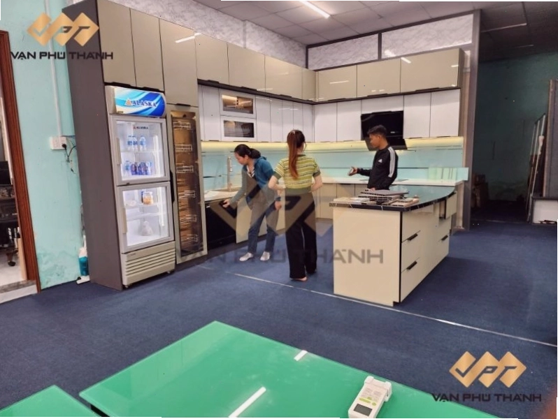 Nhận ưu đãi báo giá trực tiếp khi tham quan showroom tủ bếp và kính bếp
