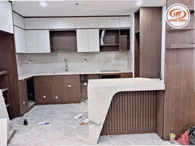 Phối đá trắng Thạch anh Supperio Branco với nội thất bếp giả vân gỗ