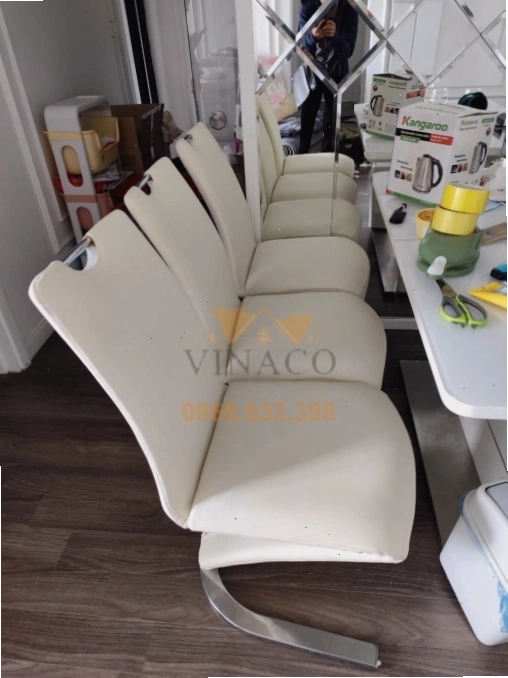Quy trình bọc lại ghế ăn diễn ra tại nhà khách hàng