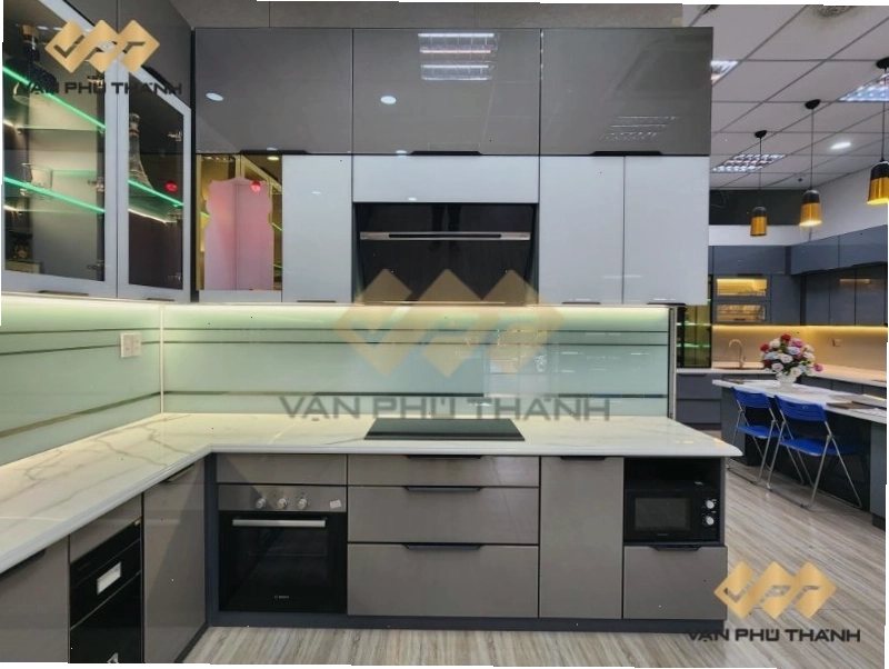 Showroom trưng bày các mẫu tủ bếp sử dụng đá ốp bếp màu trắng