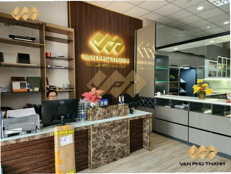 Showroom trưng bày đa dạng mẫu đá ốp bếp màu đen và các màu khác