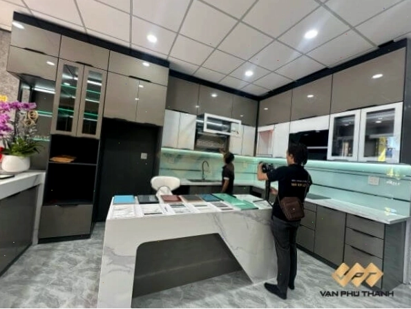 Showroom tủ bếp ở Cần Thơ của Vạn Phú Thành trưng bày mẫu tủ bếp nhựa đa dạng
