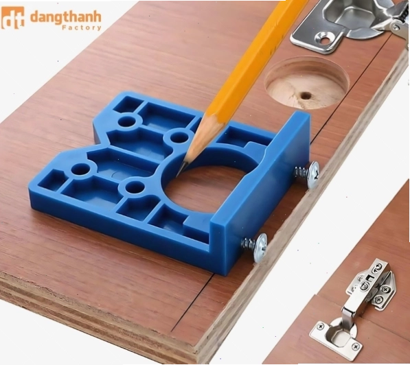 Sử dụng bút chì đánh dấu vị trí lắp đặt bản lề