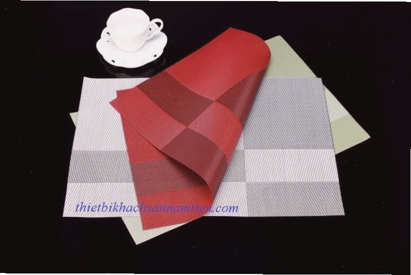 Tấm lót bàn ăn hình vuông với họa tiết hoa văn