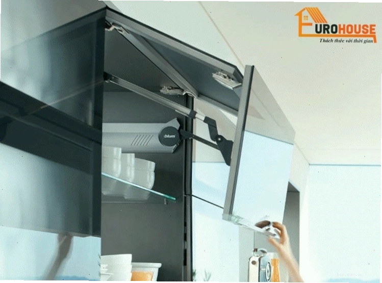 Tay nâng cánh tủ bếp giúp mở rộng không gian lưu trữ hiệu quả