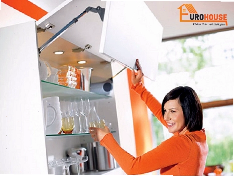Tay nâng tủ bếp Blum với cơ chế hoạt động êm ái và bền bỉ