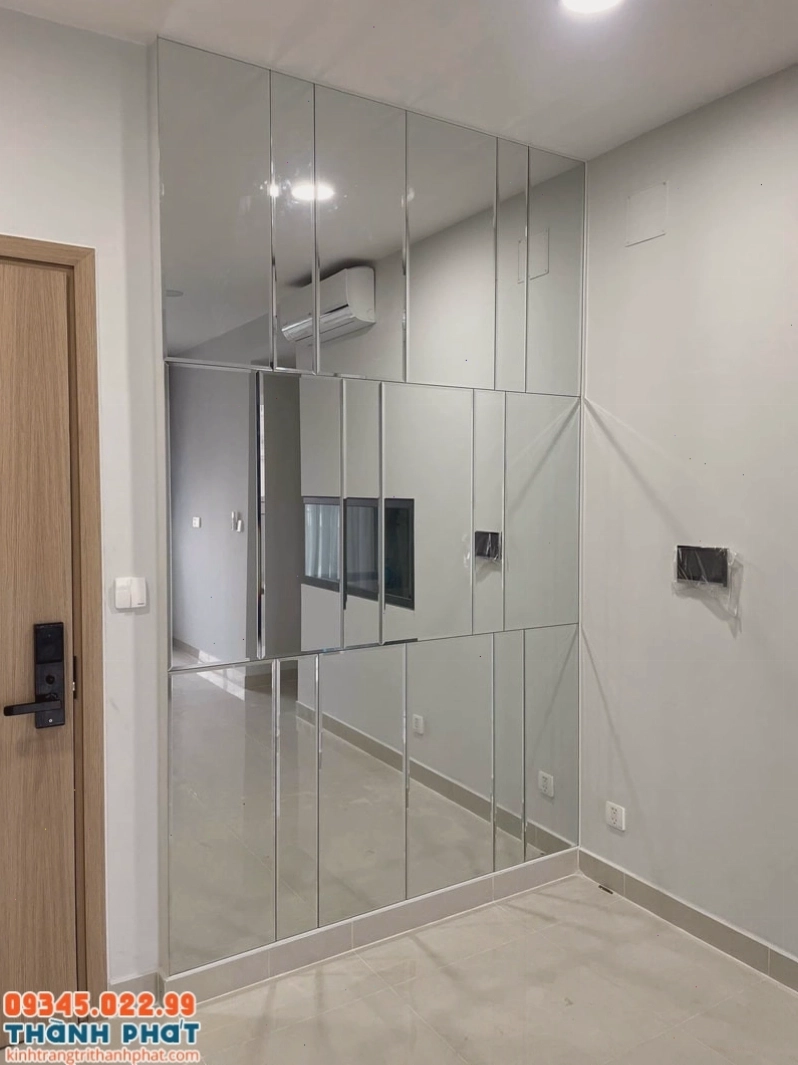 Thi công gương ghép ốp tường cho phòng ăn thêm phần độc đáo