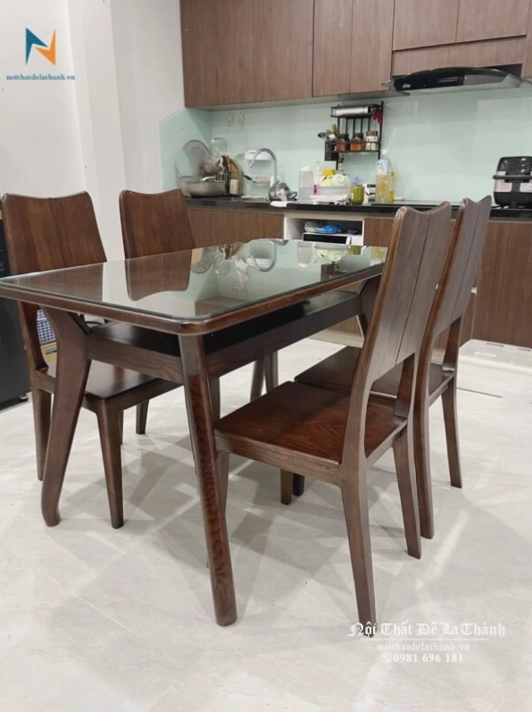 Thiết kế 4 ghế ăn độc đáo với lưng uốn cong