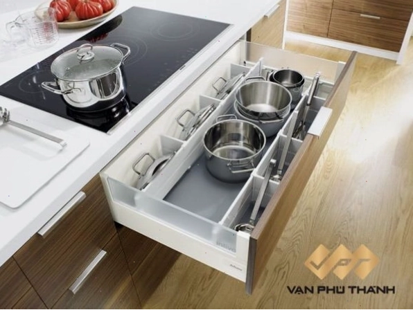 Thiết kế ngăn tủ bếp dưới sử dụng phụ kiện thông minh