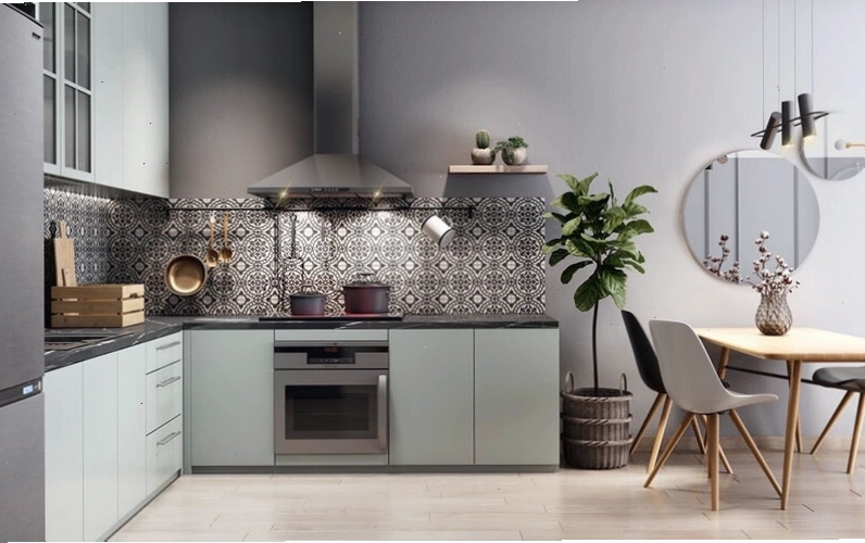 Thiết kế tủ bếp chữ L hiện đại với gam màu trung tính và cửa sổ
