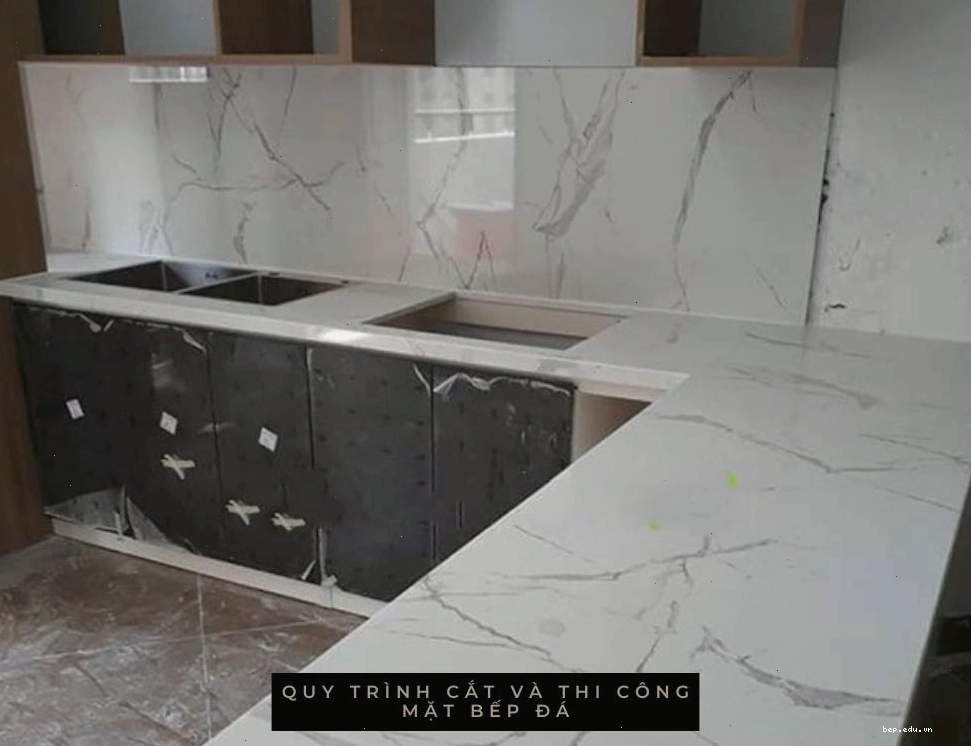Thợ thi công đang tiến hành cắt và mài đá mặt bếp chuyên nghiệp
