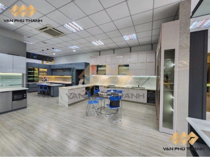 Trải nghiệm thực tế các mẫu tủ bếp và kính ốp bếp vân đá tại showroom Vạn Phú Thành