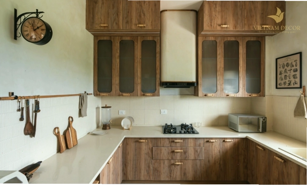 Trang trí nóc tủ bếp với các vật dụng decor