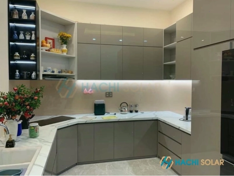Trọn bộ tủ bếp thông minh thiết kế tận dụng góc nhà không vuông vắn