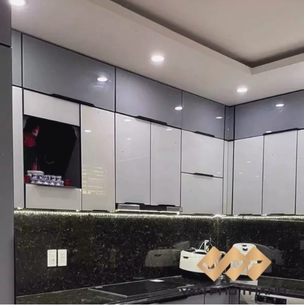 Tủ bếp bằng vật liệu inox cánh kính thi công bởi Vạn Phú Thành