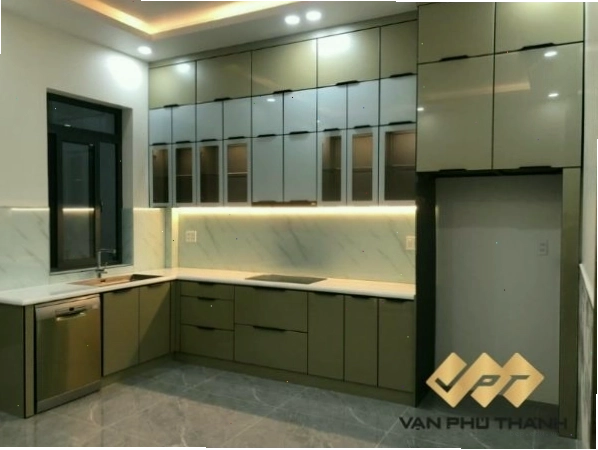 Tủ bếp cánh kính hiện đại tích hợp máy rửa bát âm tủ