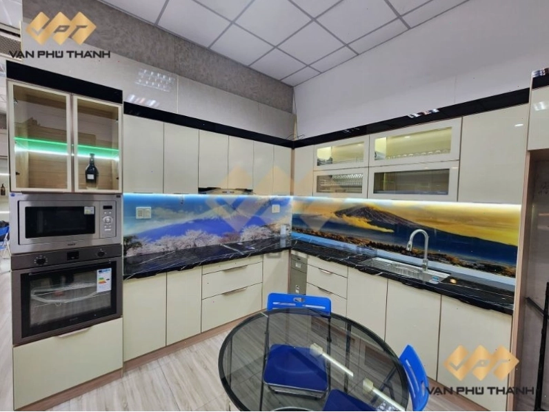 Tủ bếp cánh kính với đá màu đen ốp bếp tại showroom Vạn Phú Thành